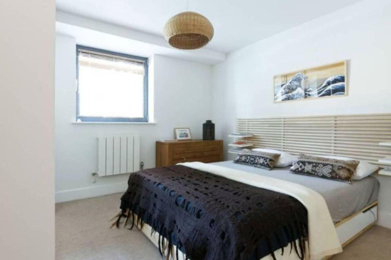 Peaceful Modern 2 Bedroom Flat With Water Views Londres Exterior foto